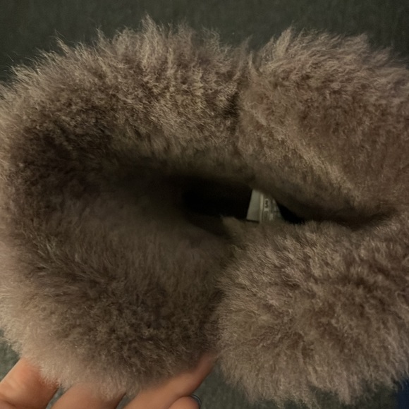 LOWEST!- Size 9 bailey button excellent condition Uggs. - Picture 11 of 15